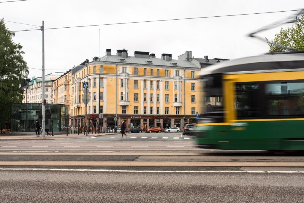 Keltainen rakennus ja raitiovaunu