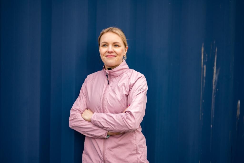 Yrittäjä ja urheilija Anniina Kortetmaa vaaleanpunaisessa takissaan